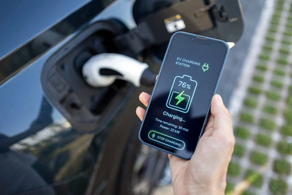 Checking-Electric-Vehicle-Battery-Life-during-charging