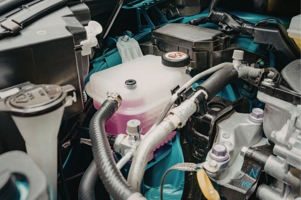 Coolant-reservoir-showing-leak-detection