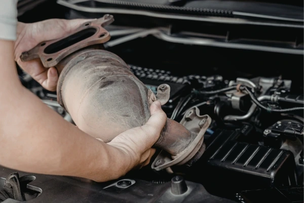 Mechanic-performing-Catalytic-Converter-Cleaning-on-a-car-engine