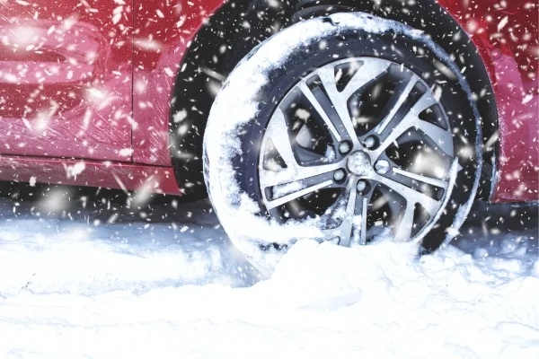 Winter-Tyres-car-wheel-in-heavy-snow
