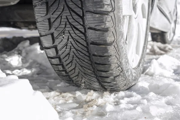 Winter-Tyres-snow-traction-closeup