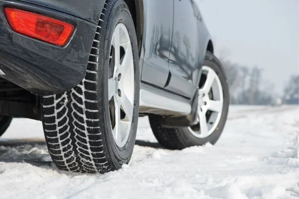 Winter-Tyres-vehicle-driving-in-snow